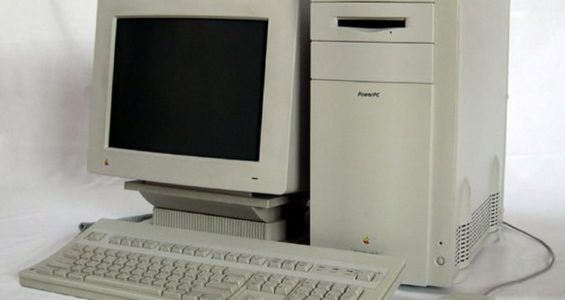 Macintosh Quadra 800 Letem světem Applem