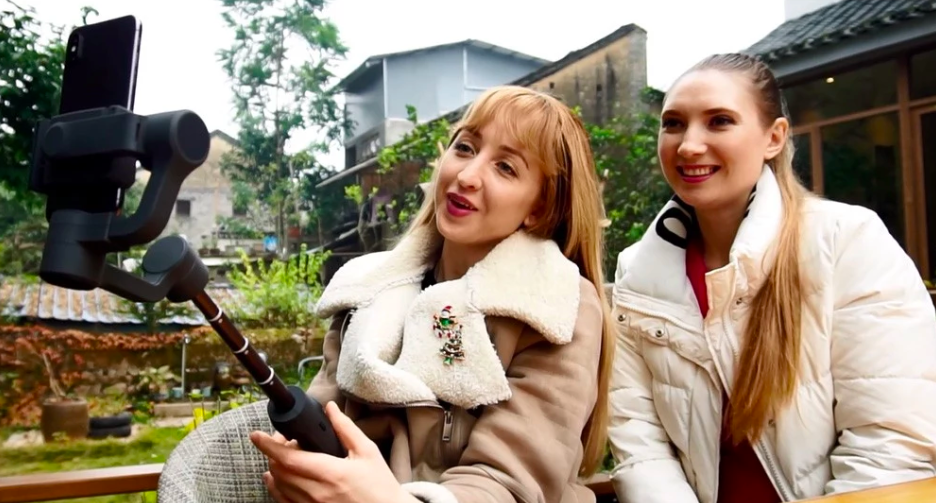 selfie with smartphone gimbal