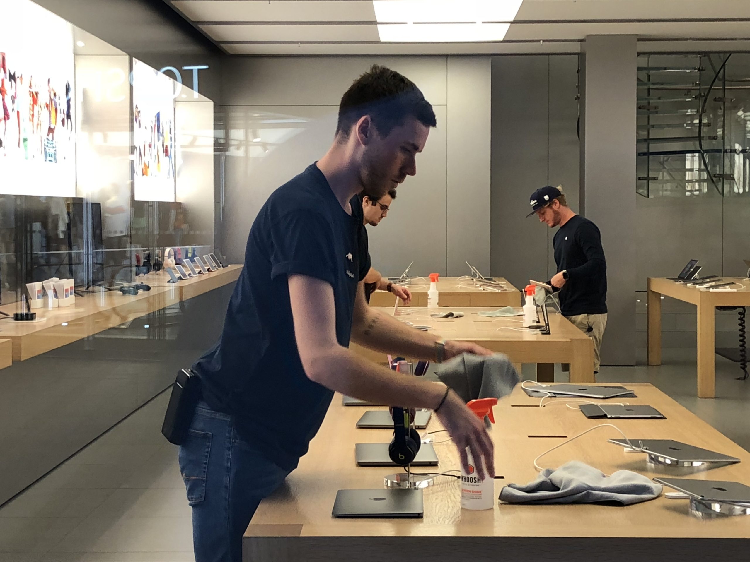 apple store cleaning staff