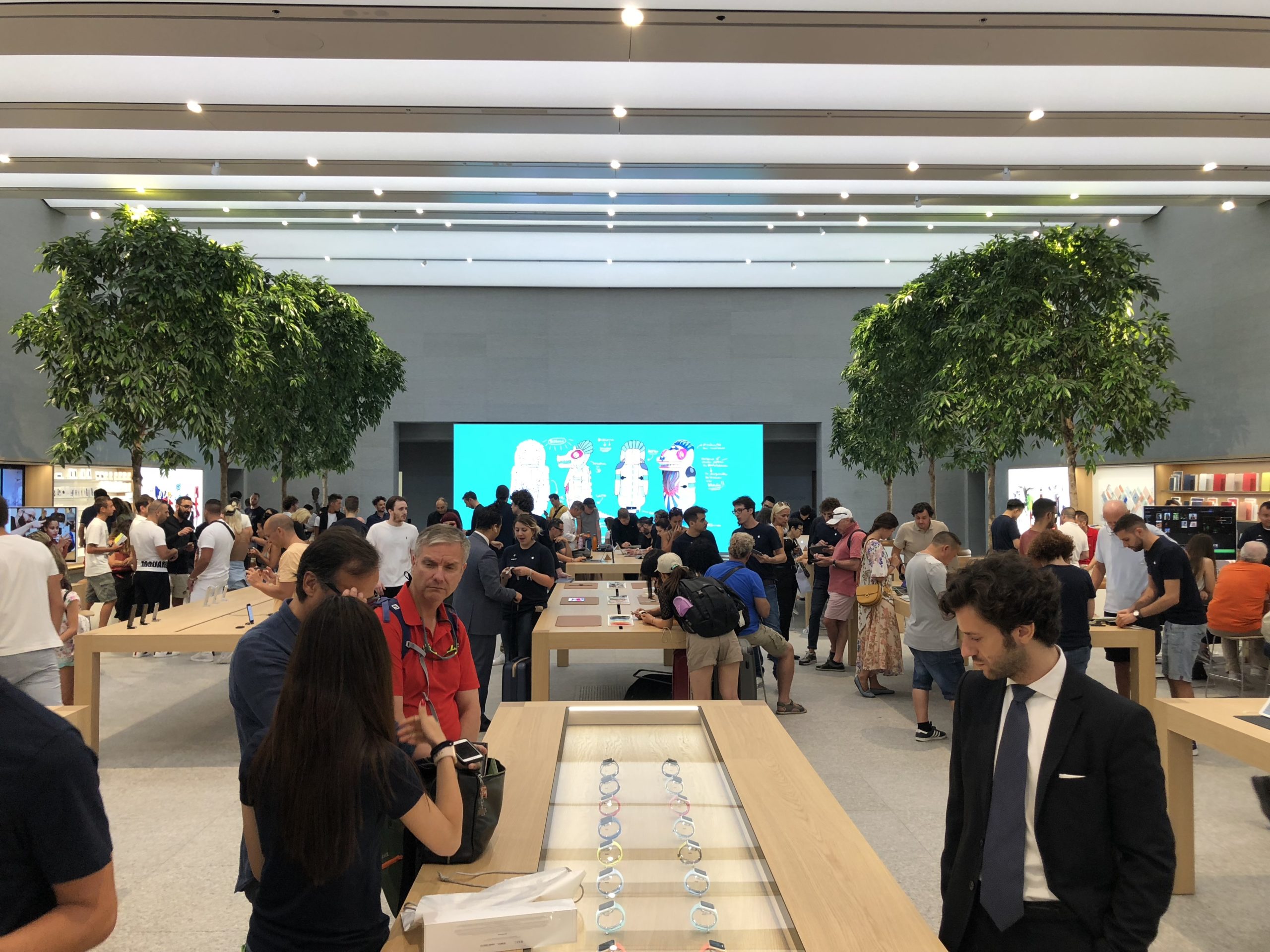 apple store crowded interior