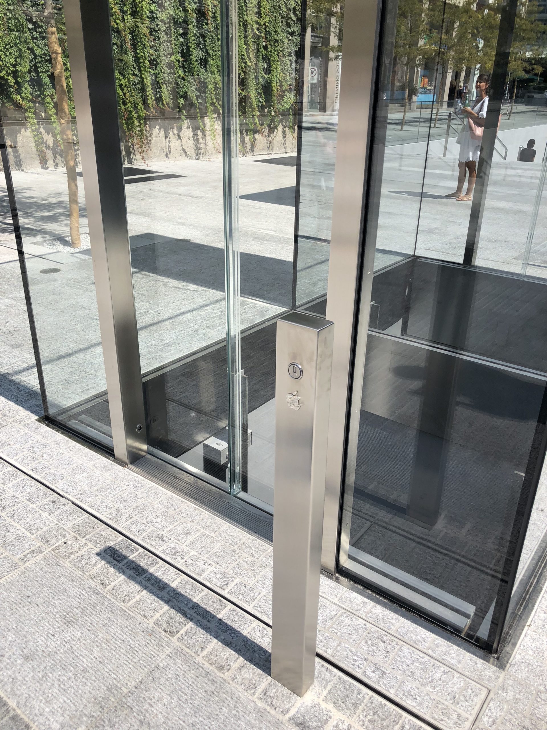 apple store glass door detail