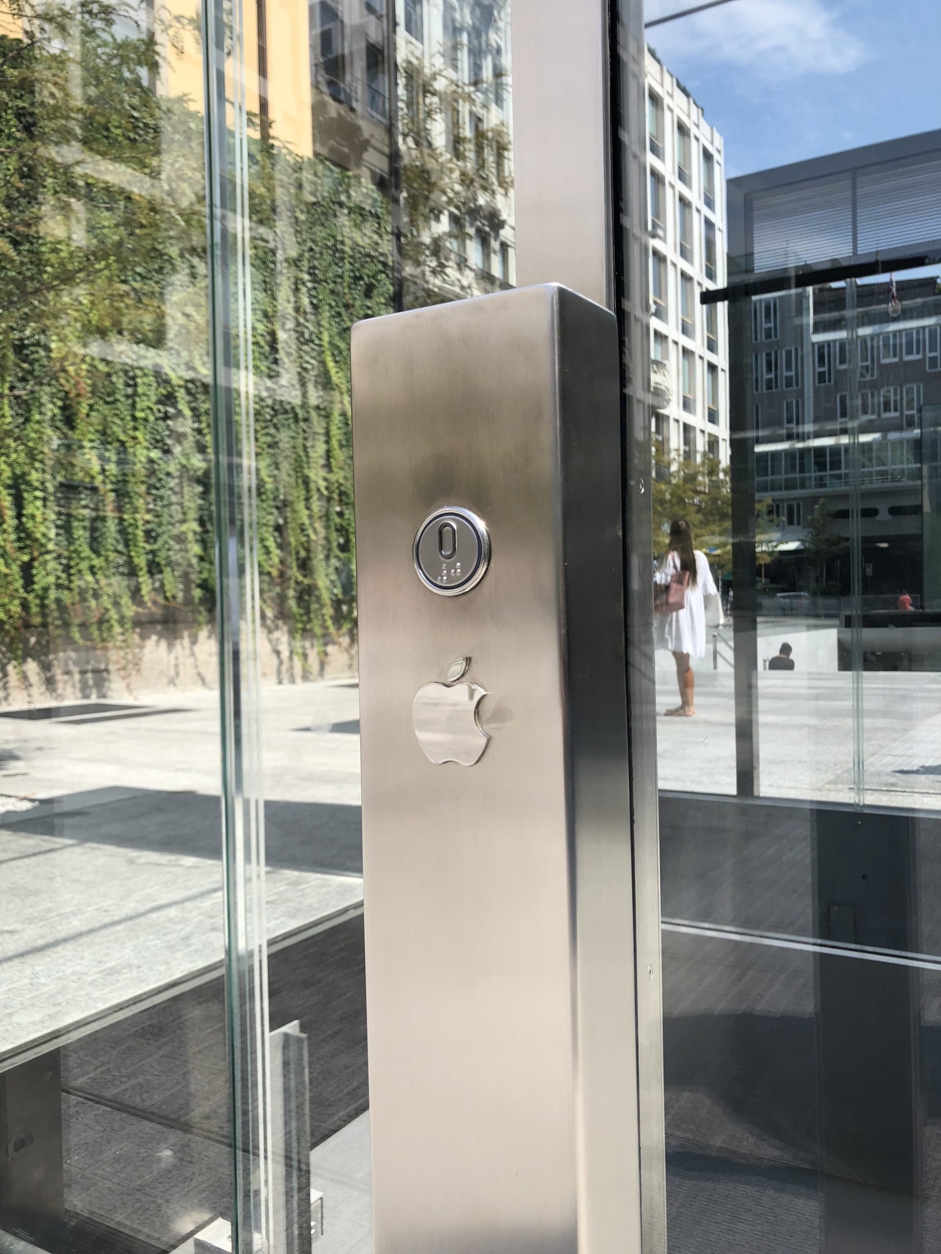 apple store glass door handle