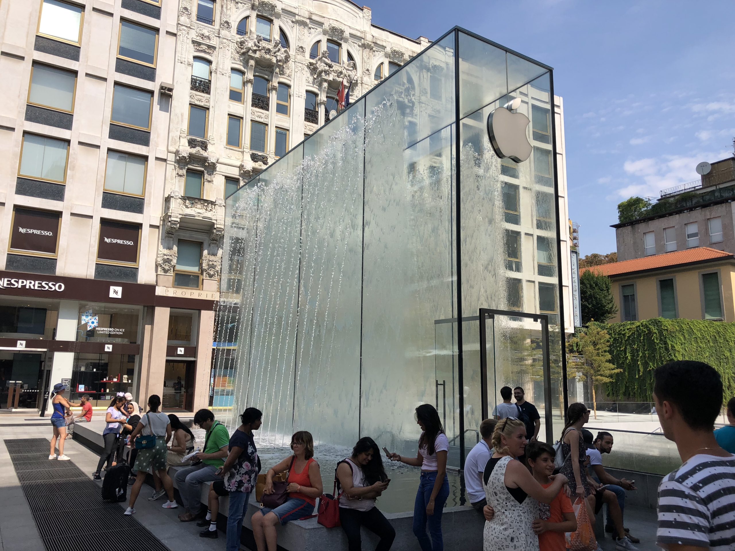 apple store waterfall crowd