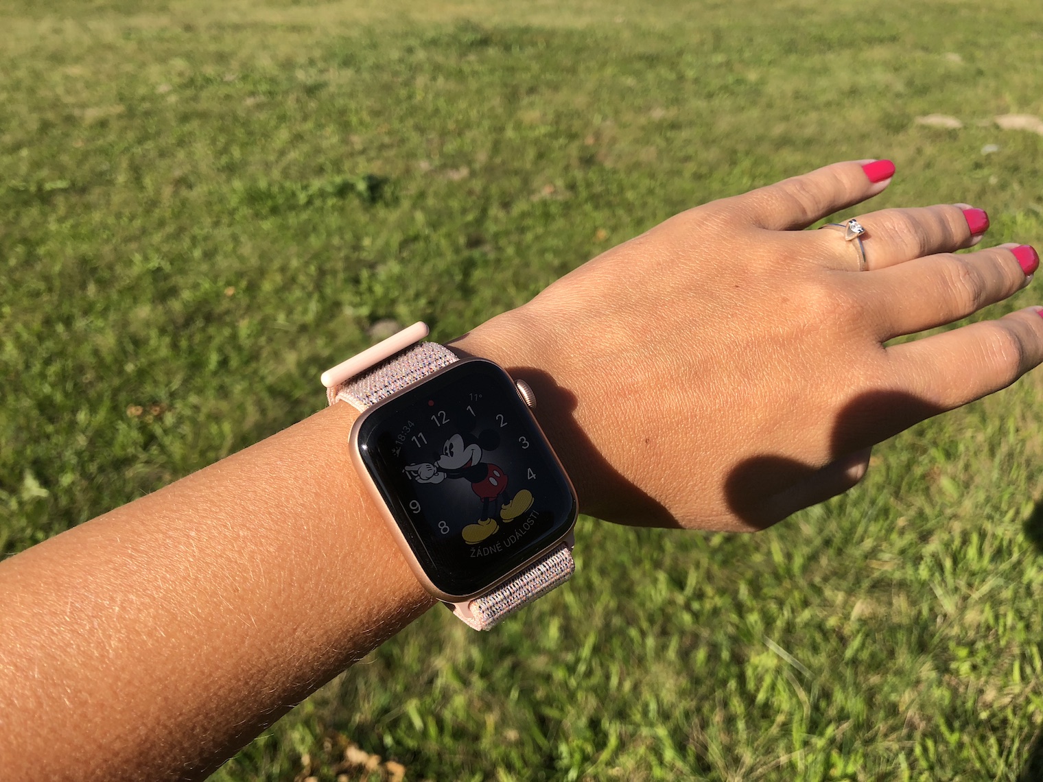 smartwatch mickey mouse display