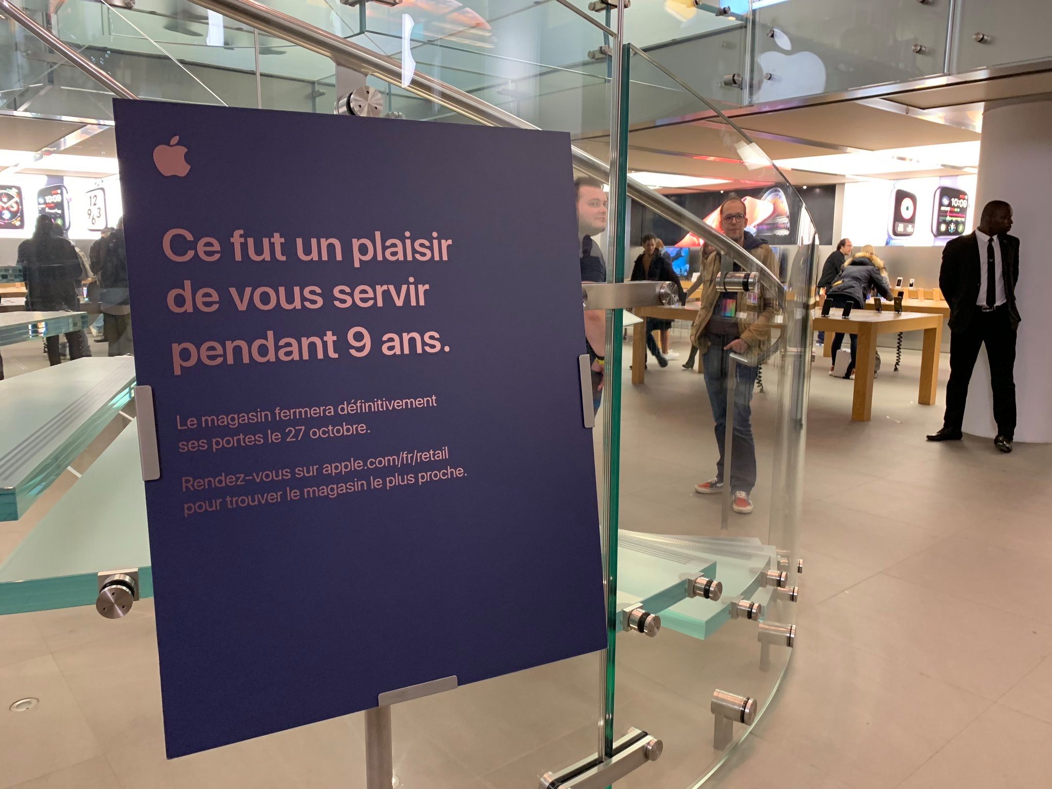 apple store closing sign