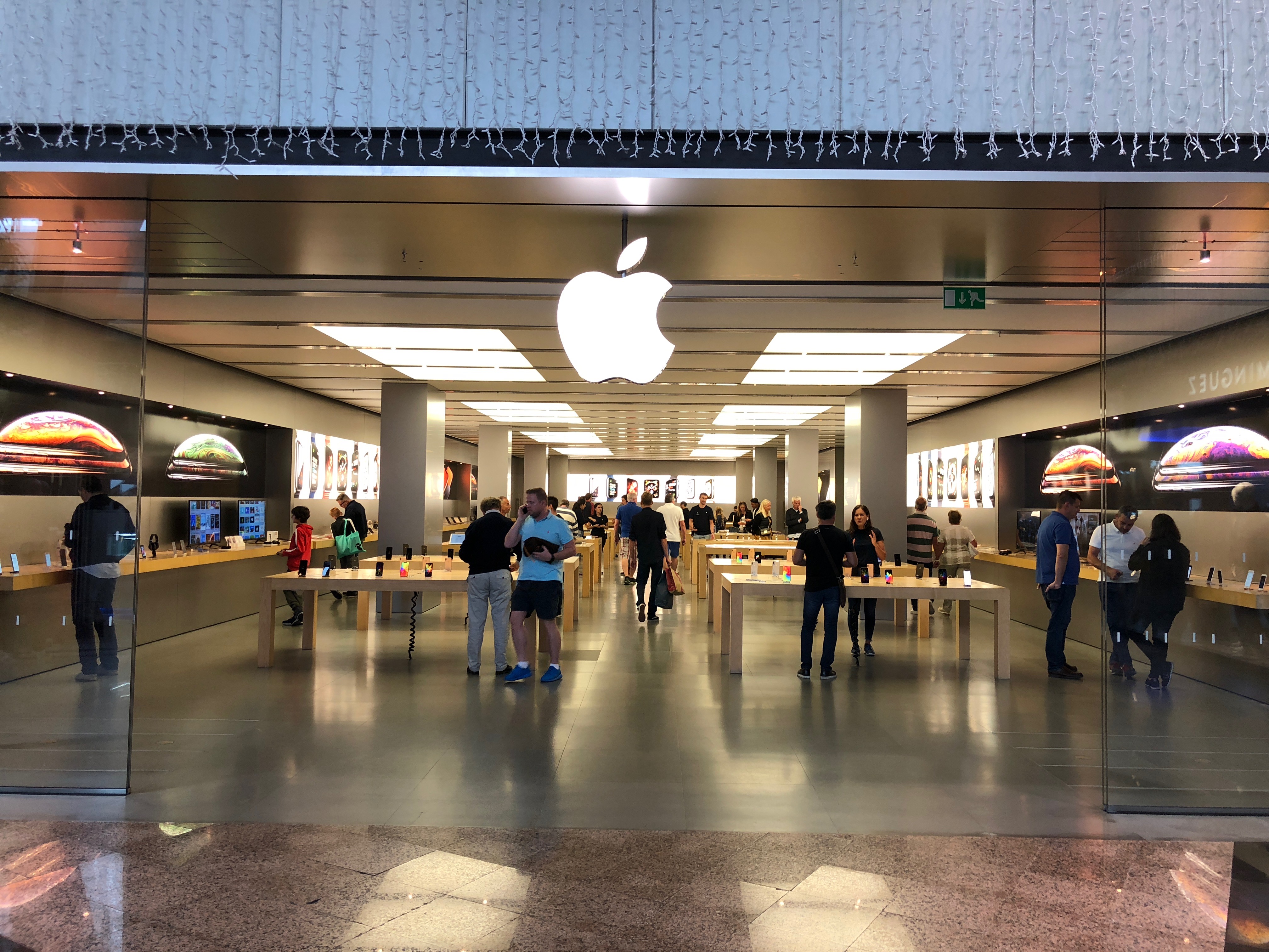 apple store front view apple store front view