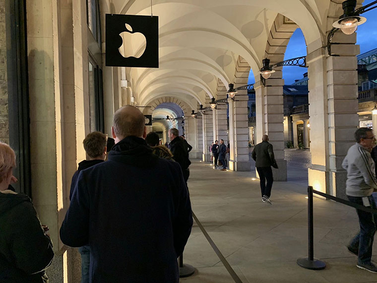 apple store queue night
