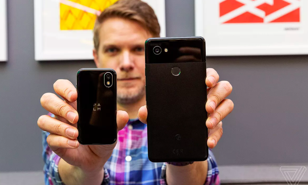 comparison small large smartphones