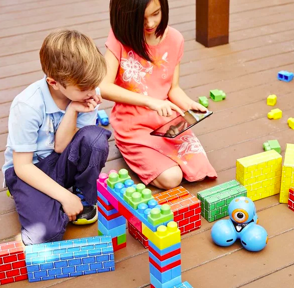 children building blocks with robot