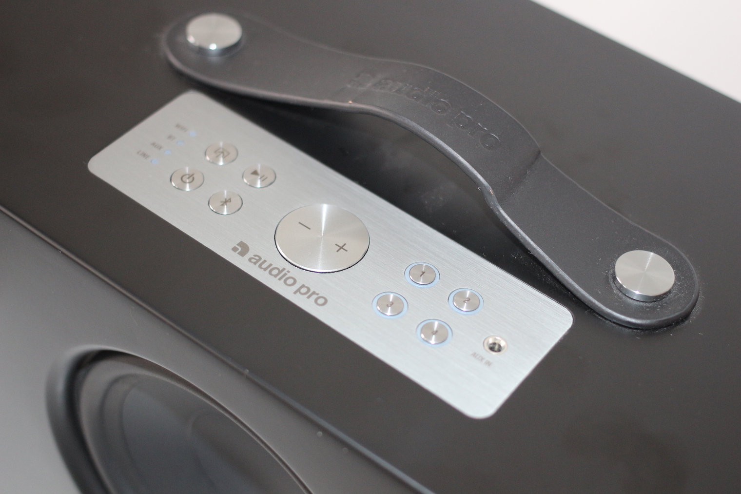 closeup speaker controls