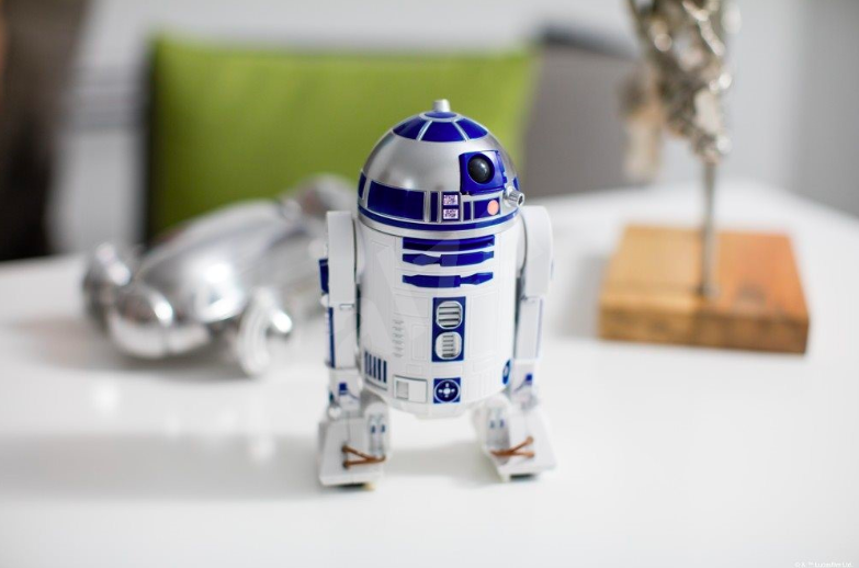 r2d2 on desk