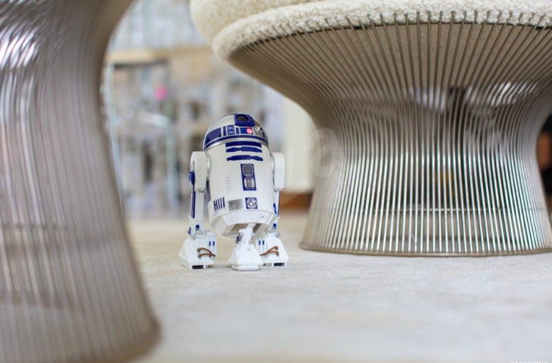 r2d2 under table