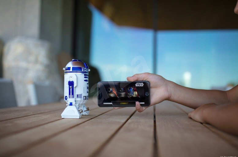 r2d2 with smartphone