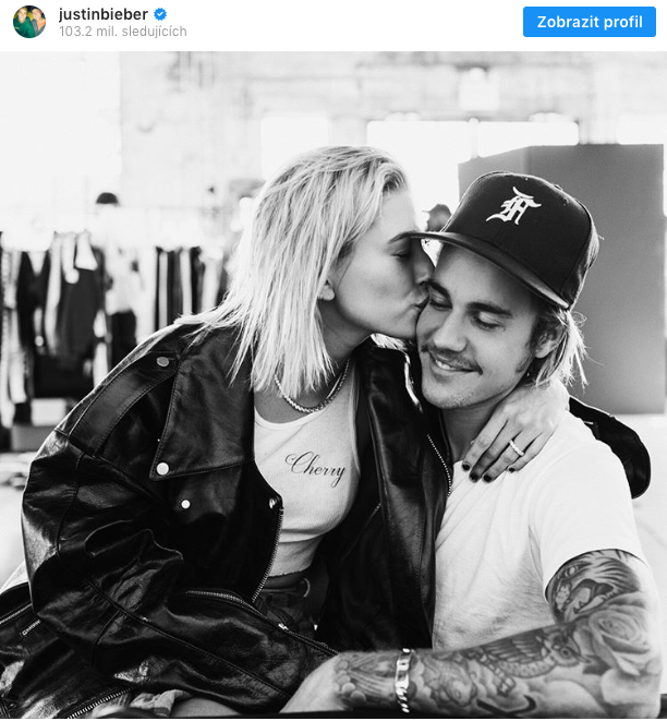 couple embrace black and white