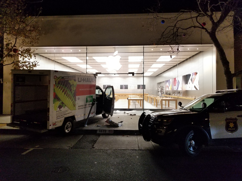 police at apple store crash