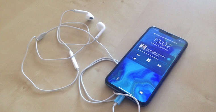 smartphone earphones music