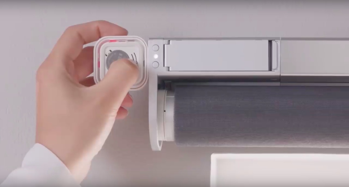 smart blinds battery insertion