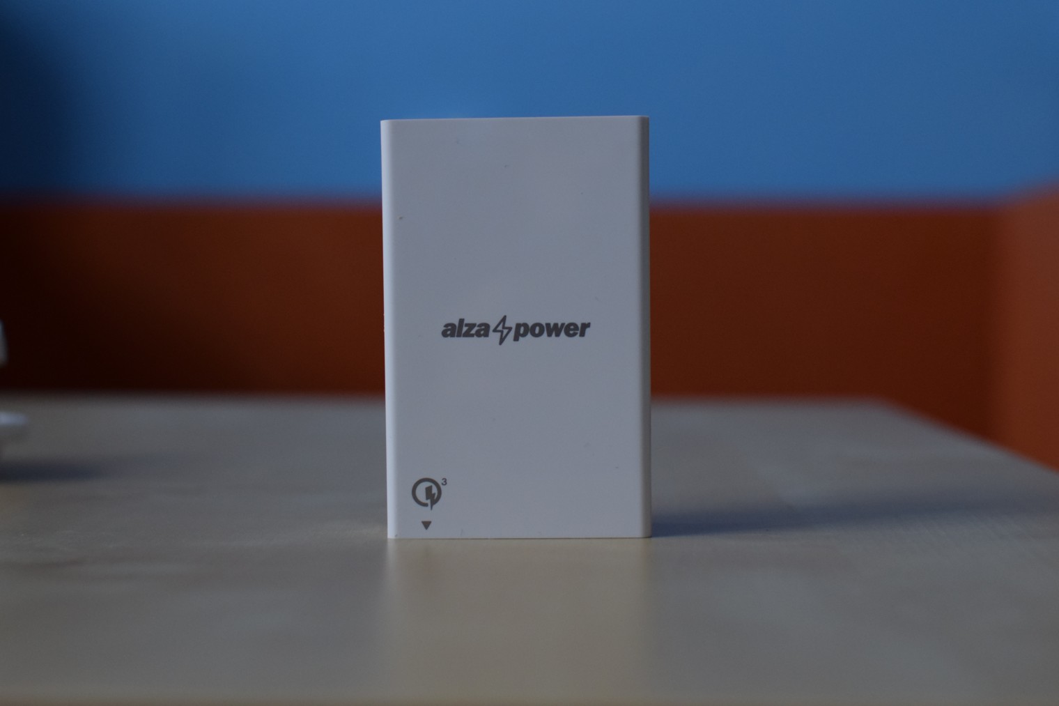 alza power charger standing