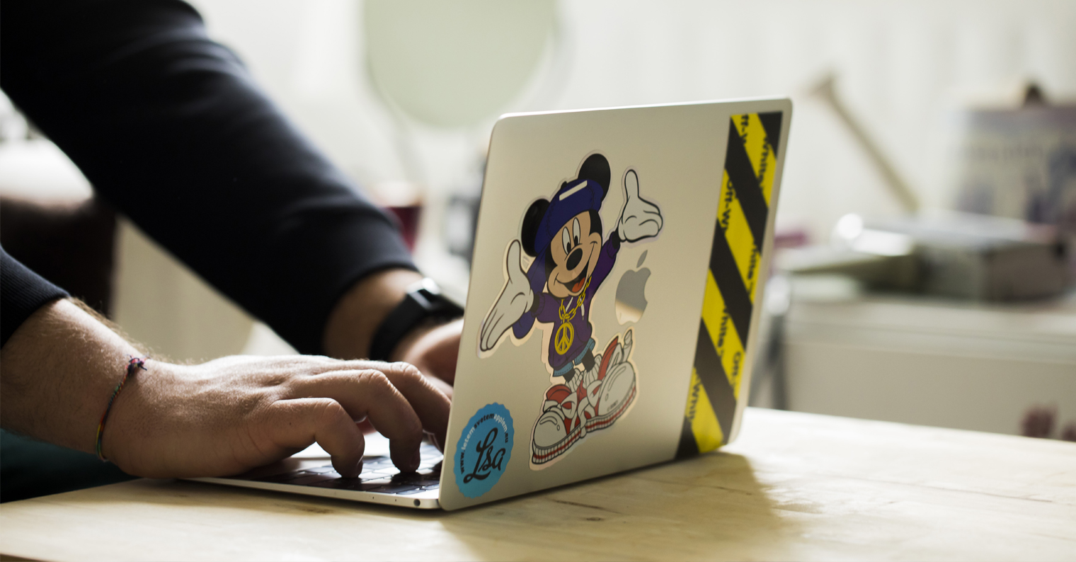 Macbok fotka nahled Macbook 12" space gray psaní