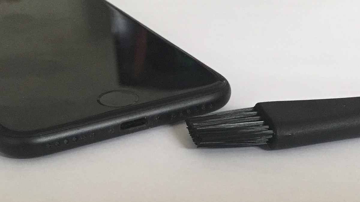 iphone-jak-vycistit-reproduktory iPhone - čištění sluchátka kartáčkem
