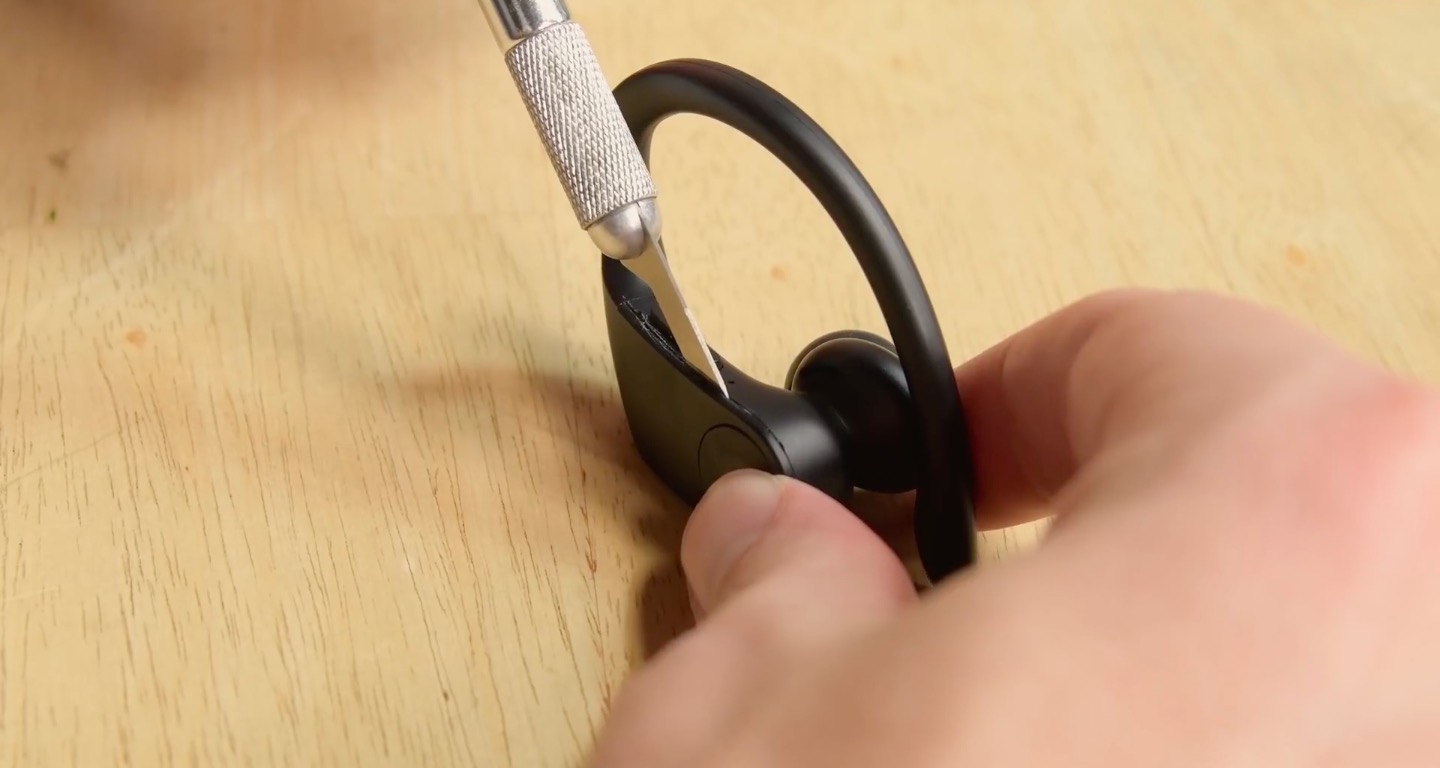 cutting earbud with knife