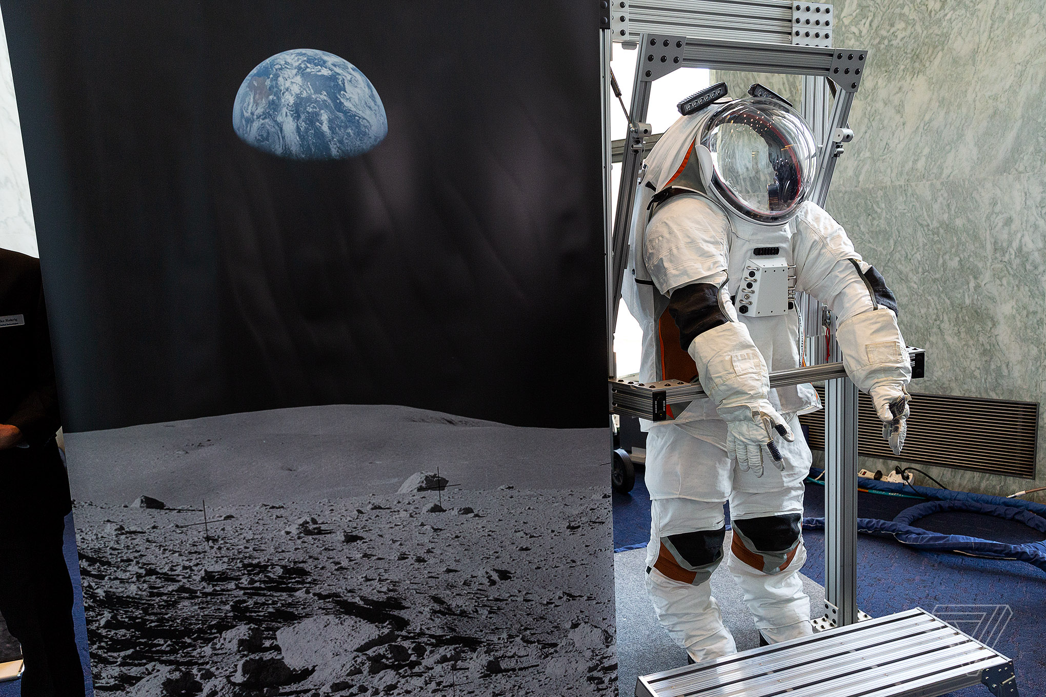 21 февраля 2024 года лунный. Скафандр Кречет 94. Скафандр Космонавта НАСА. Скафандры НАСА на Луне.