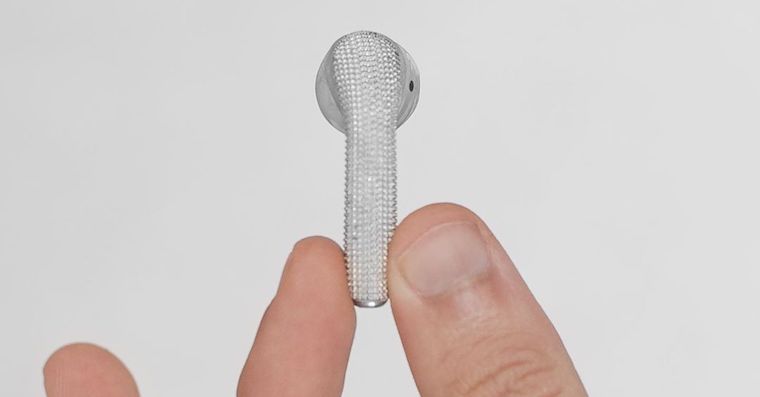 Diamantove AirPods v ruce