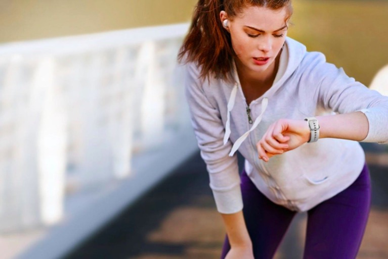 Zena s chytrymi hodinkami