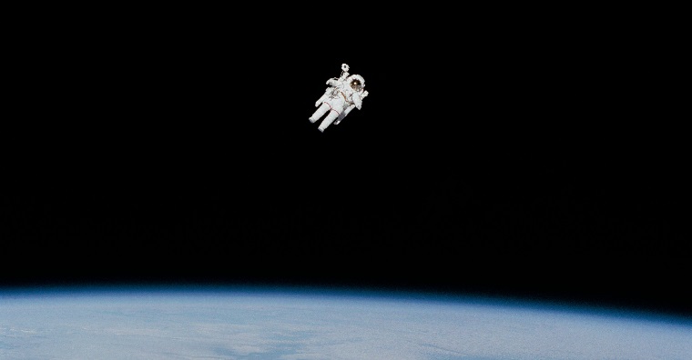 astronaut ve vesmiru