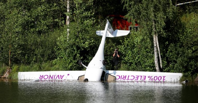 elektrické letadlo v jezeře