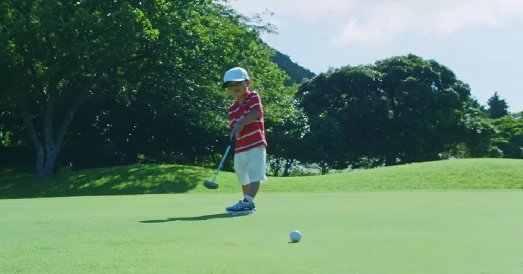 golf-fb chlapec na golfovem hristi