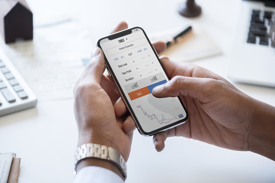 iphone s akciemi v ruce