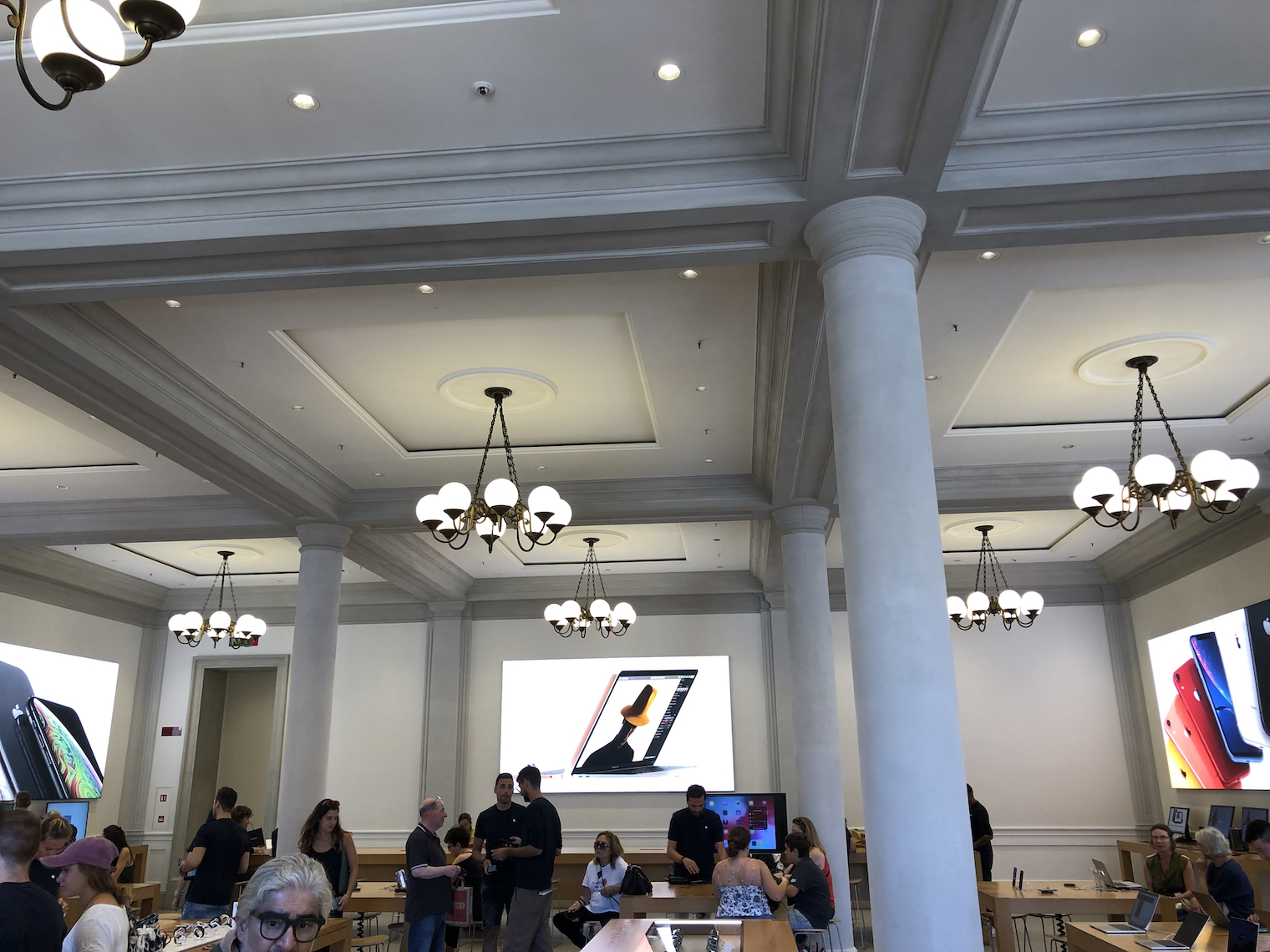 Apple store interier florencie