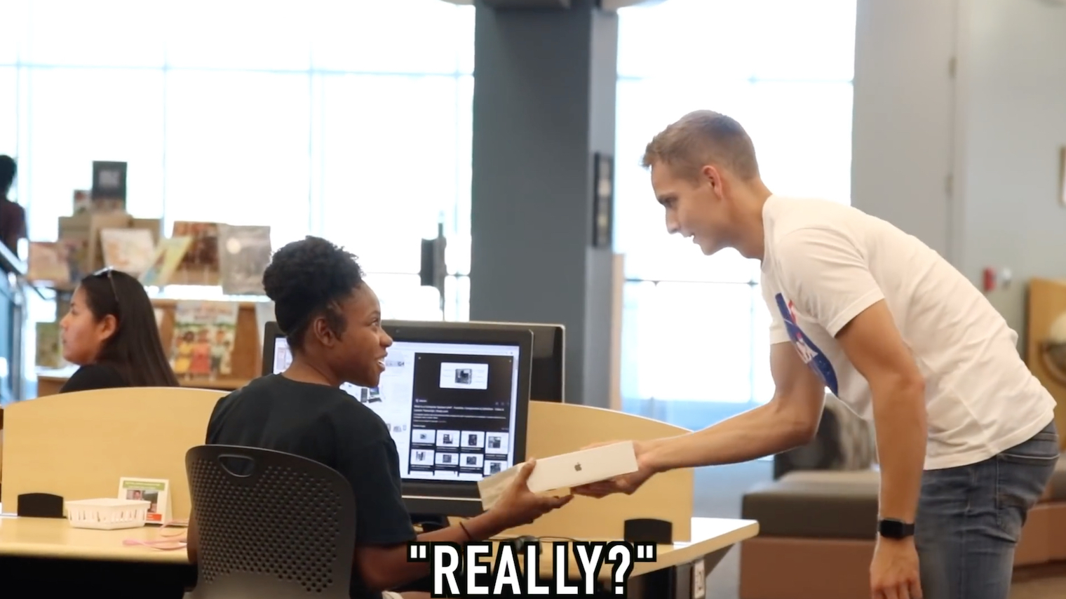 Macbook giveaway youtuber