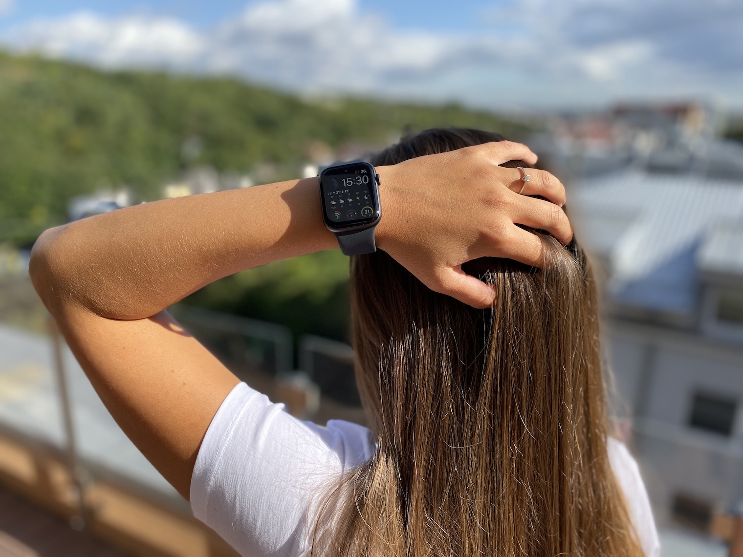 Часы apple watch на руке у девушки