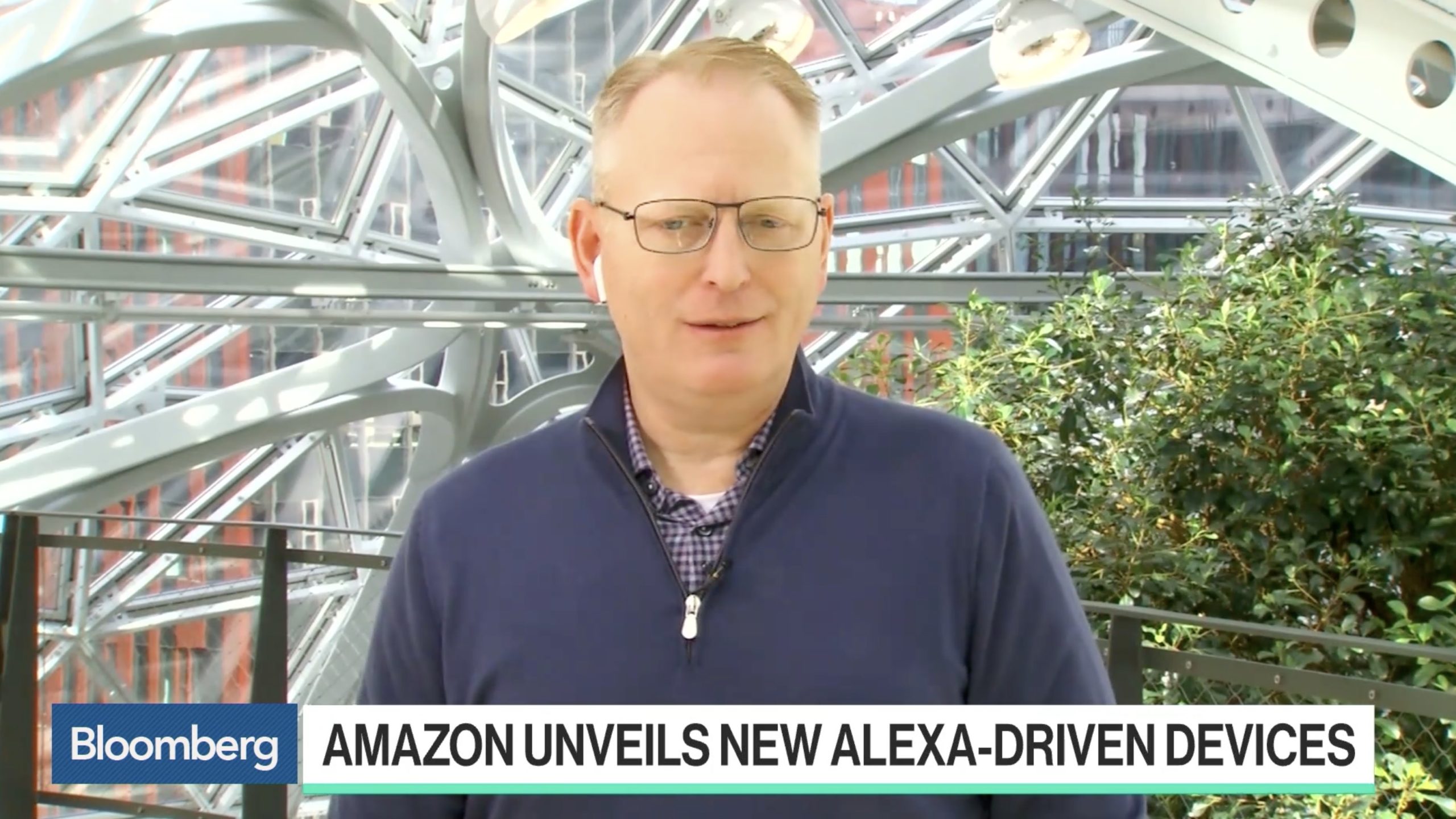 amazon airpody Jeden z šéfů Amazonu s AirPodem v uchu