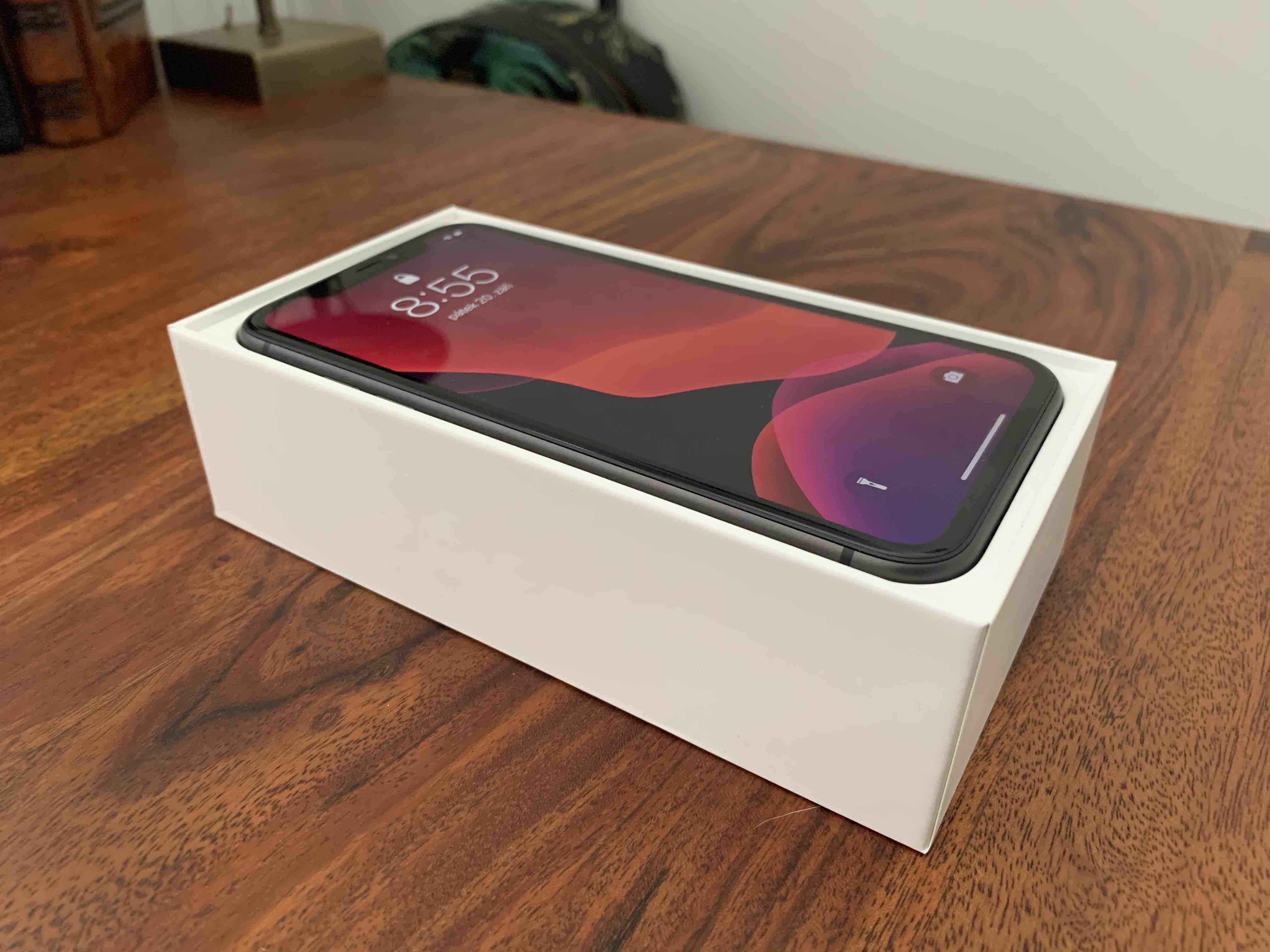 iPhone 11 detail zboku iPhone 11 z boku