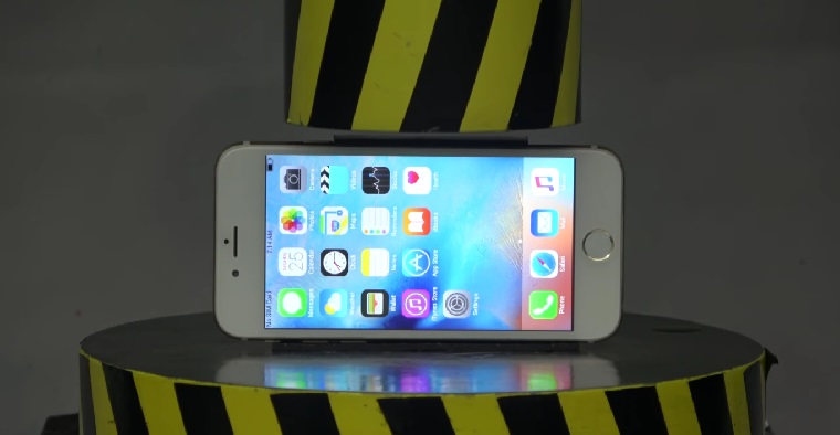 iPhone v hydraulickem lisu