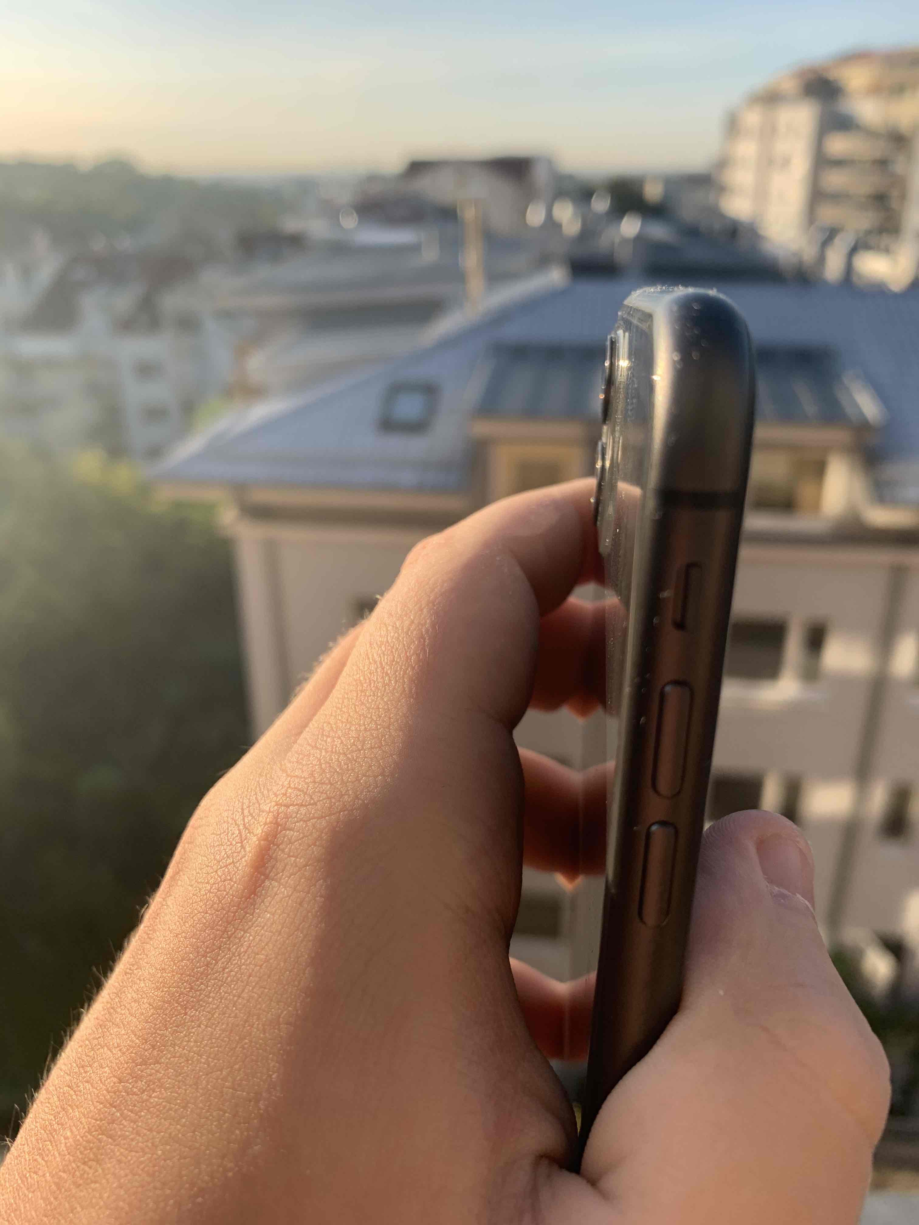 iphone 11 zboku iPhone 11 zboku