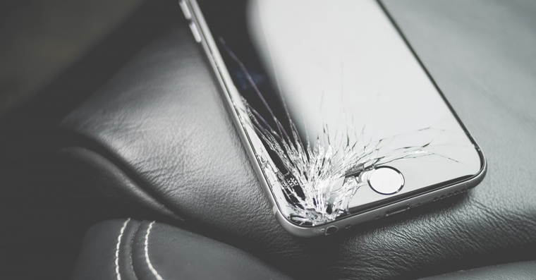 rozbitý iphone home button