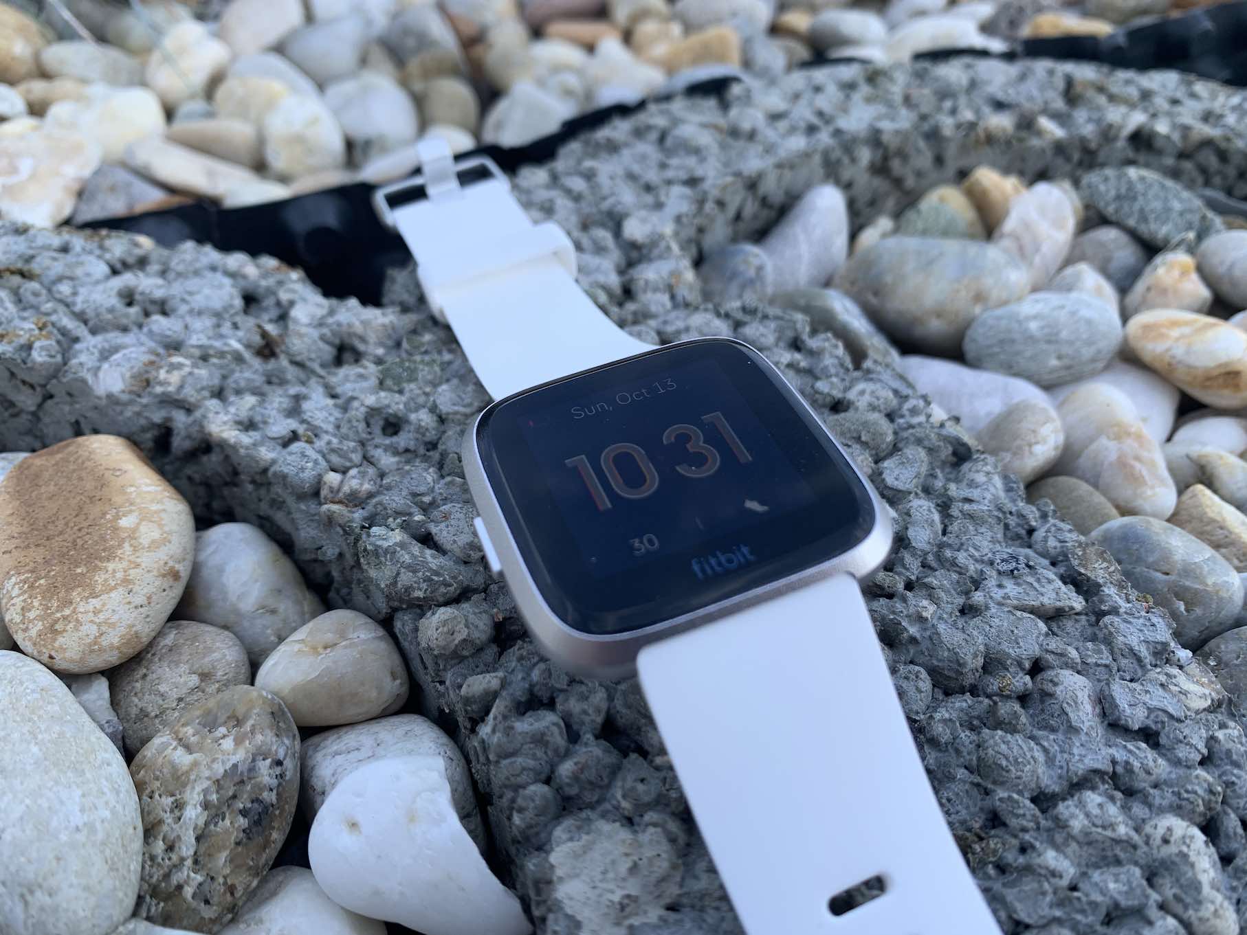 Smartwatch a fitness náramky Fitbit přestaly znenadání podporovat tyto starší iPhony. Není mezi nimi i ten váš?