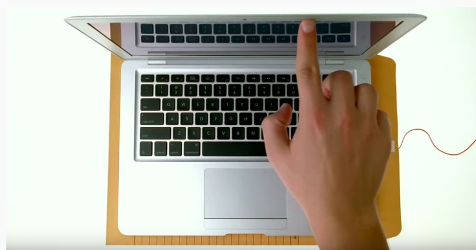 MacBook Air otevirani jednim prstem