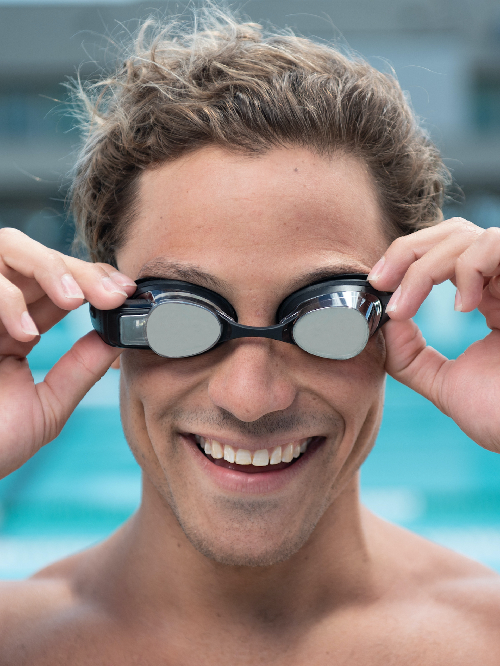 Топовые очки. Очки для плавания form Swim Goggles. Умные очки для плавания form Smart Swim Goggles fsg2. Очки для плавания на человеке.