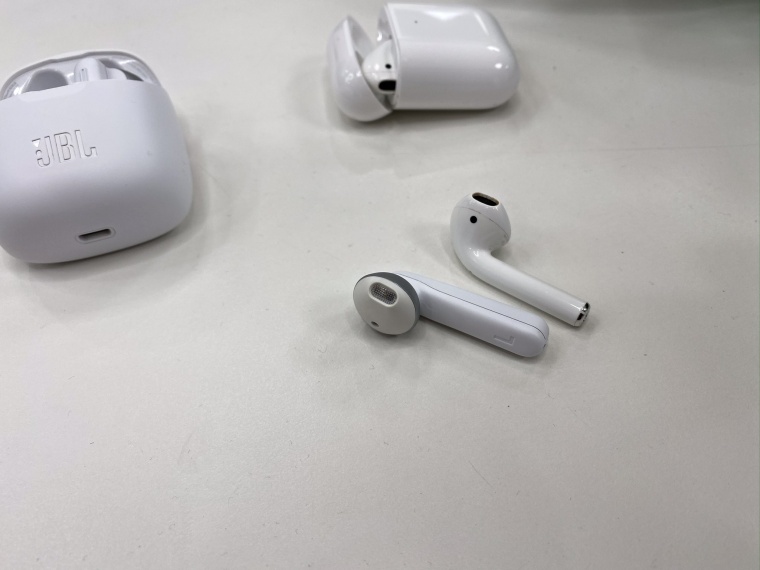 Recenze JBL Tune 220TWS Pouze dal kopie Apple AirPods Letem