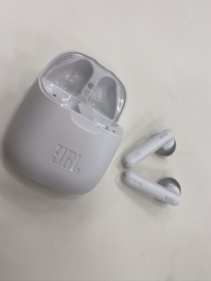 JBL Tune 220TWS (5) JBL Tune 220TWS (5)