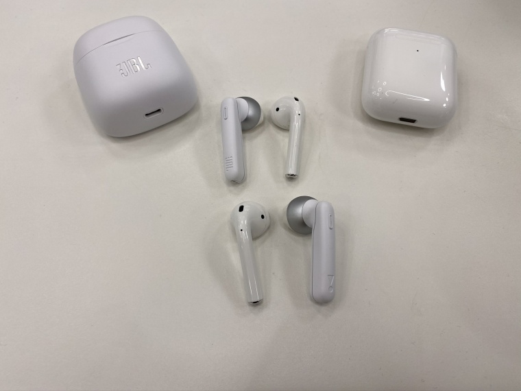 Recenze JBL Tune 220TWS Pouze dal kopie Apple AirPods Letem