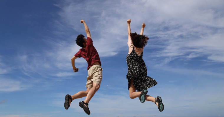 Lidé skákající vzhůru