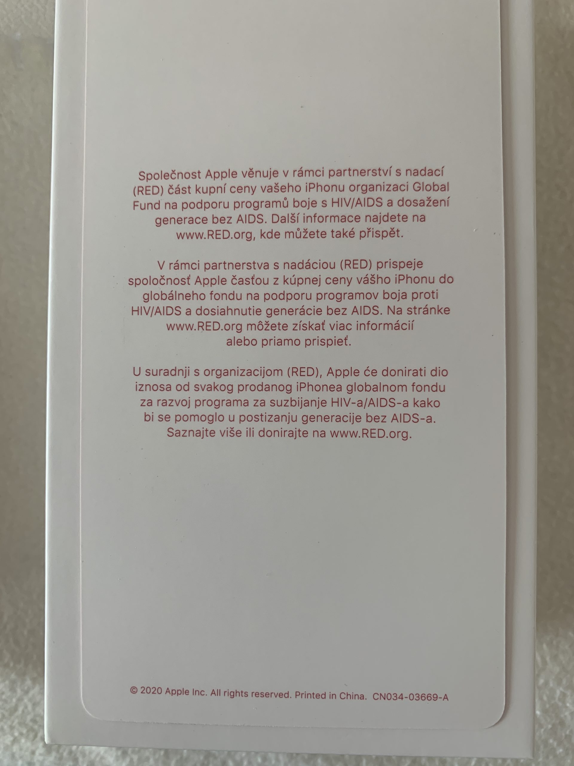 Brožura k Product Red iPhone SE 2