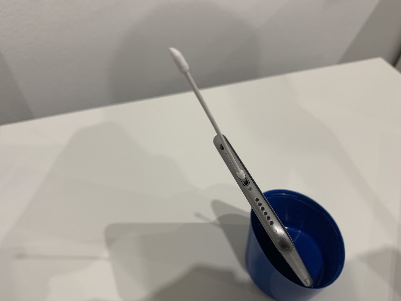 cisteni_konektoru_iphone7 čištění konektoru iphone