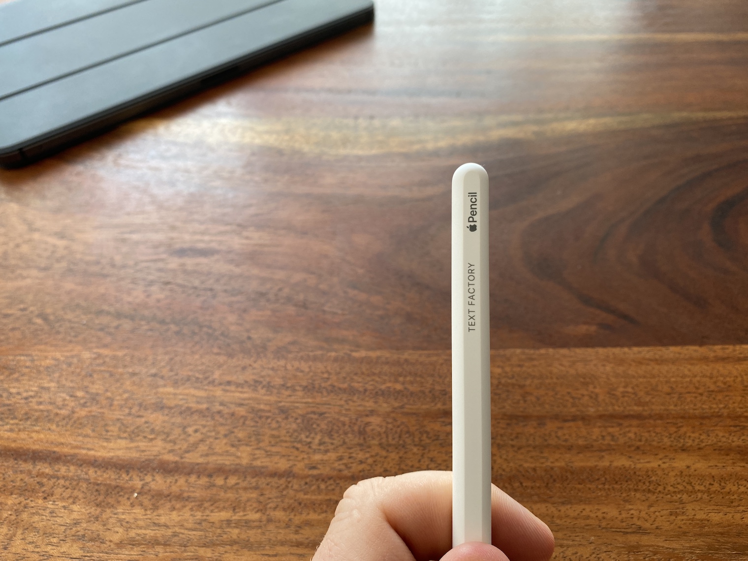Зарядка pencil. Apple Pencil 2. Apple Pencil IPAD 2017. Зарядка Apple Pencil от IPAD 10. Apple Pencil 2 в коробке.